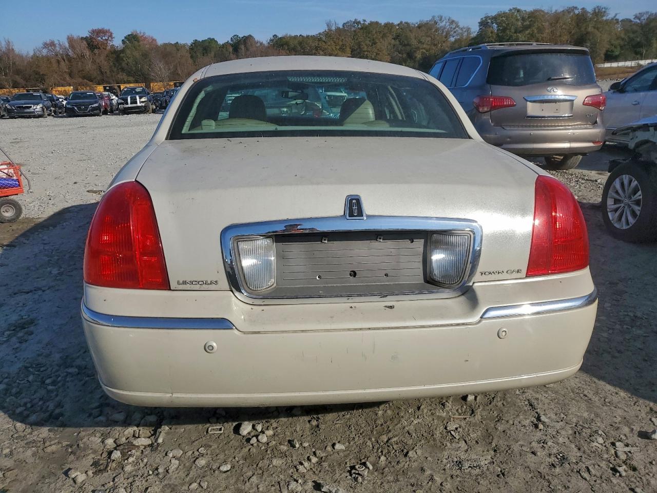 2005 Lincoln Town Car Signature VIN: 1LNHM81W05Y663162 Lot: 91690395