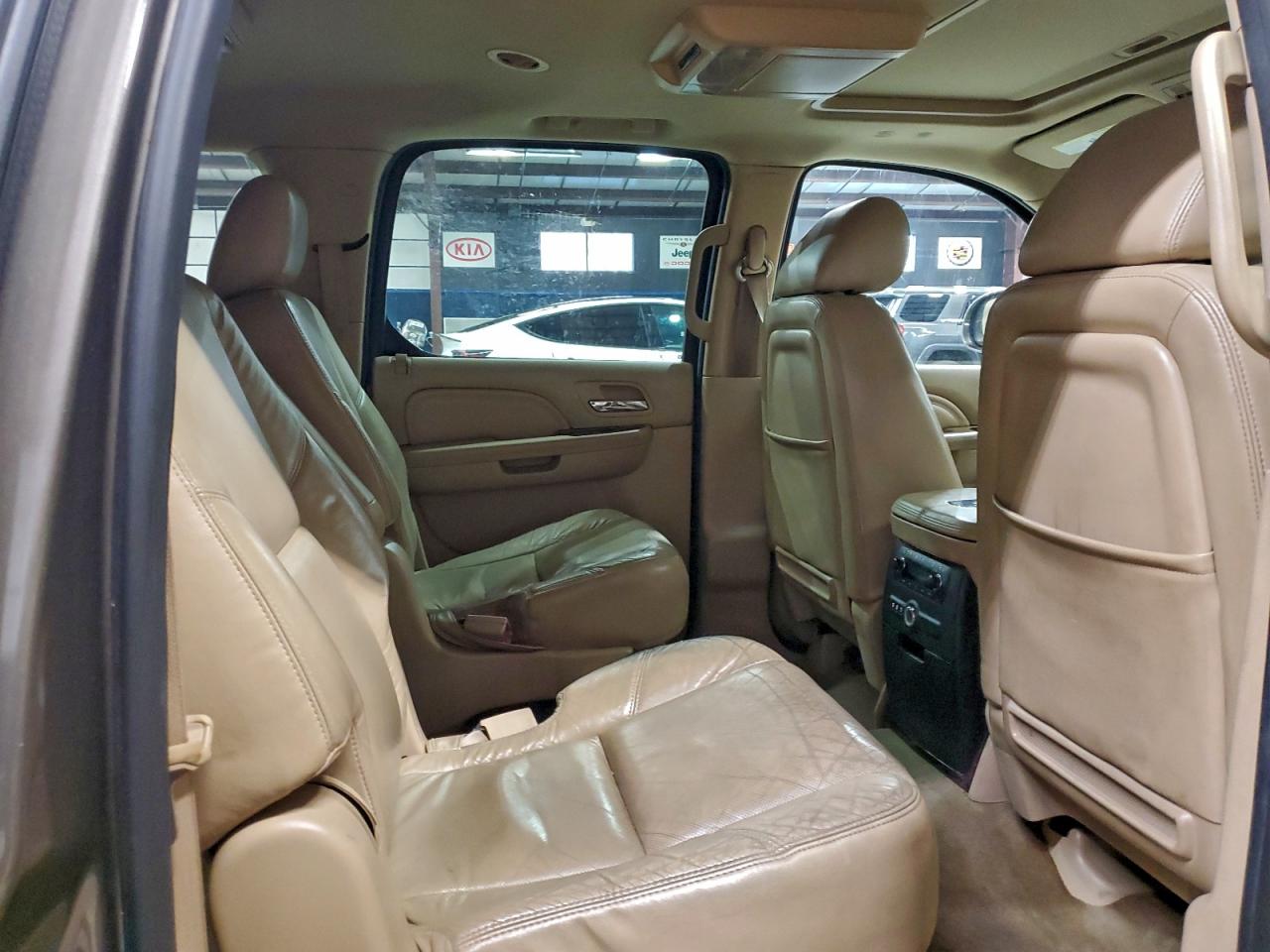 2011 Cadillac Escalade Esv Luxury VIN: 1GYS4HEF8BR184721 Lot: 94950935