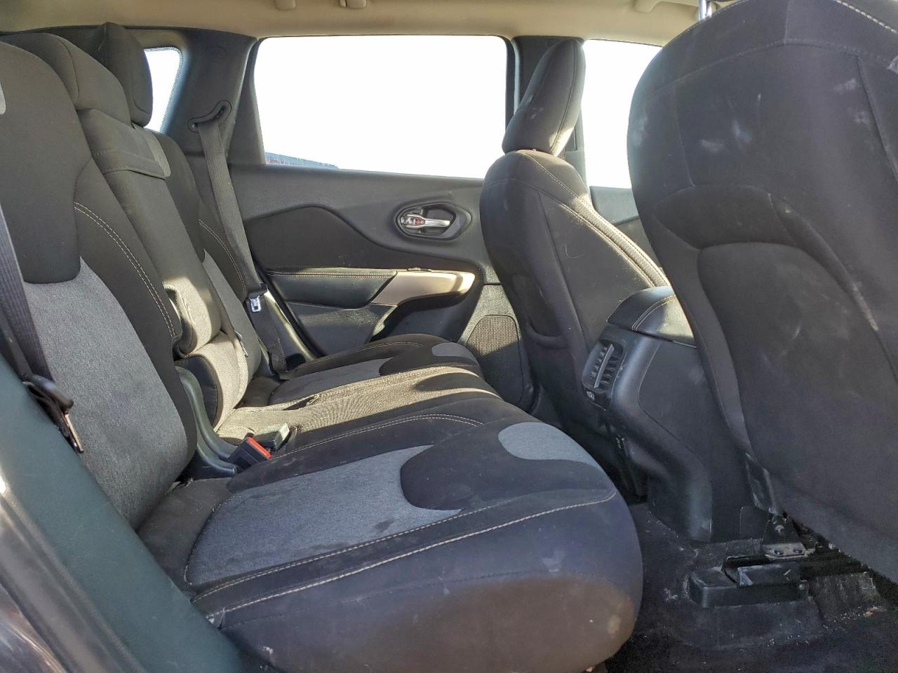 2018 Jeep Cherokee Latitude VIN: 1C4PJMCX0JD587113 Lot: 93853775