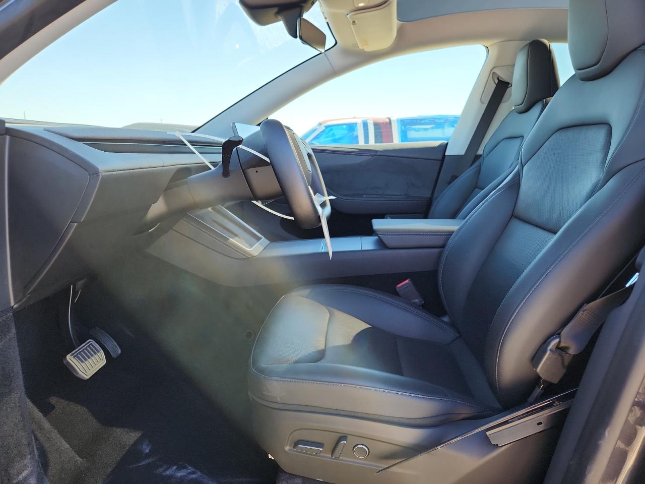 2026 Tesla Model Y VIN: 7SAYGDEE8TA385811 Lot: 91408805