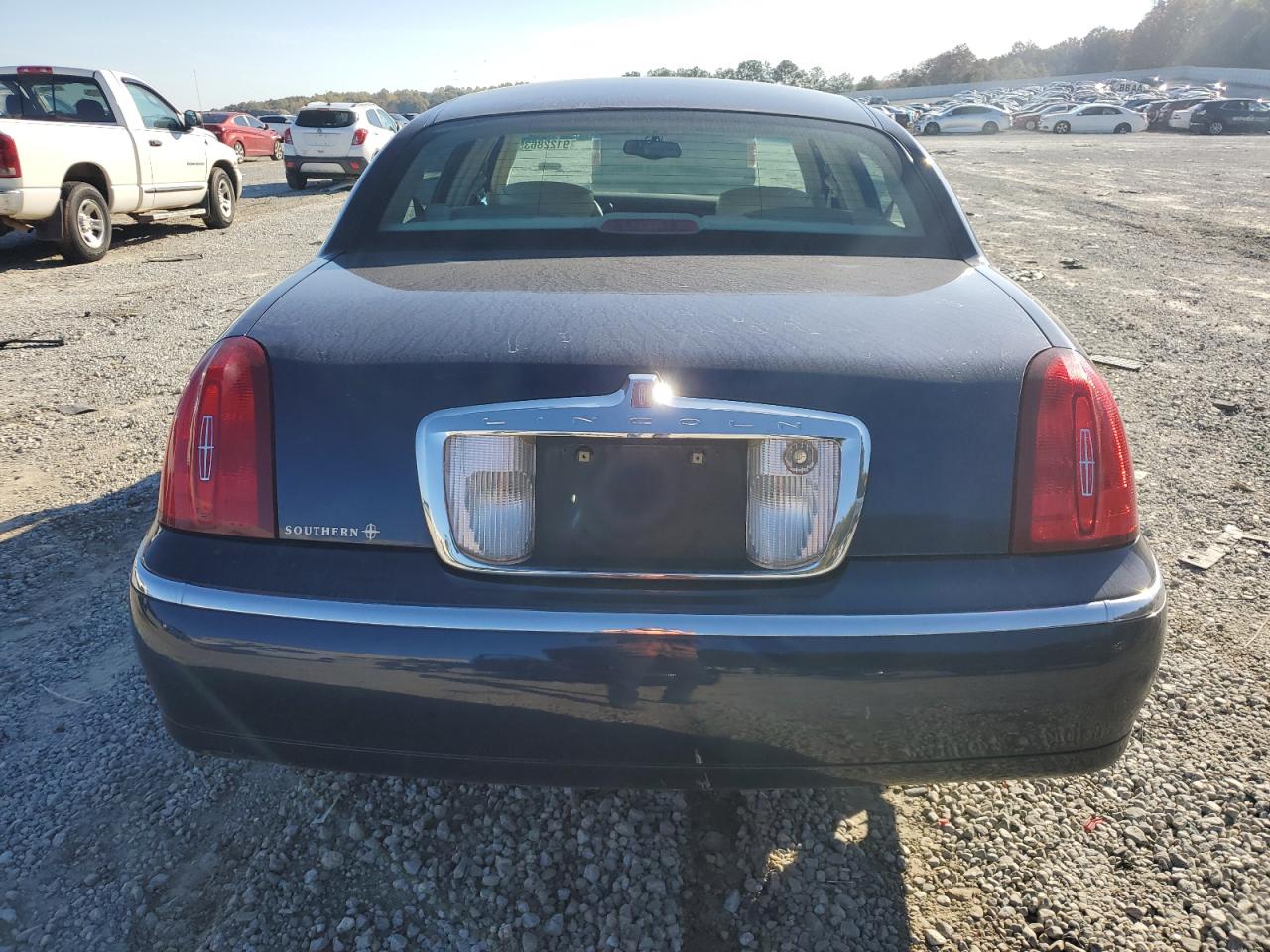 2002 Lincoln Town Car Signature VIN: 1LNHM82W02Y615865 Lot: 91228635