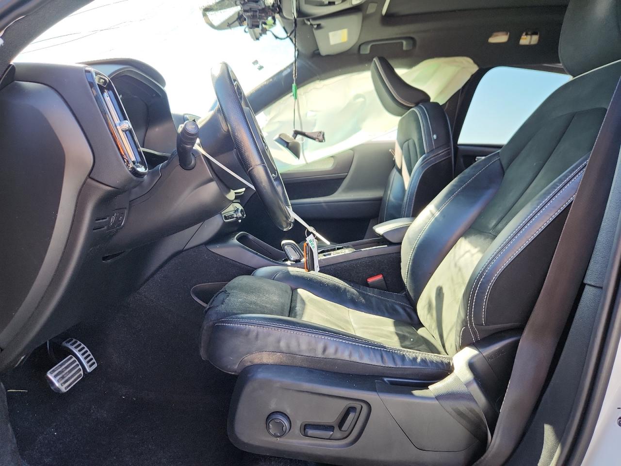 2021 Volvo Xc40 T5 R-Design VIN: YV4162UM9M2553572 Lot: 93784875