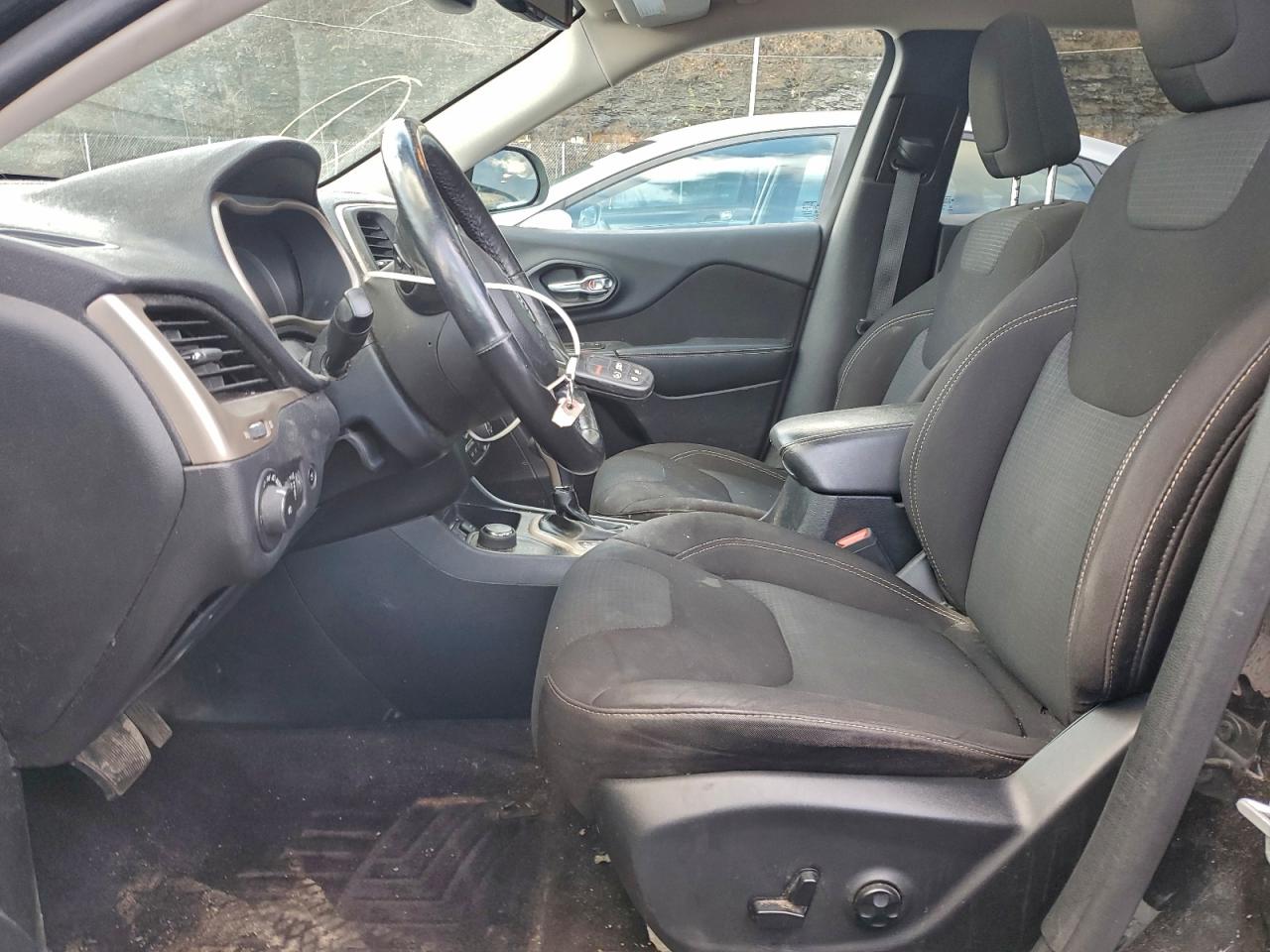 2016 Jeep Cherokee Latitude VIN: 1C4PJMCB9GW332896 Lot: 93780435