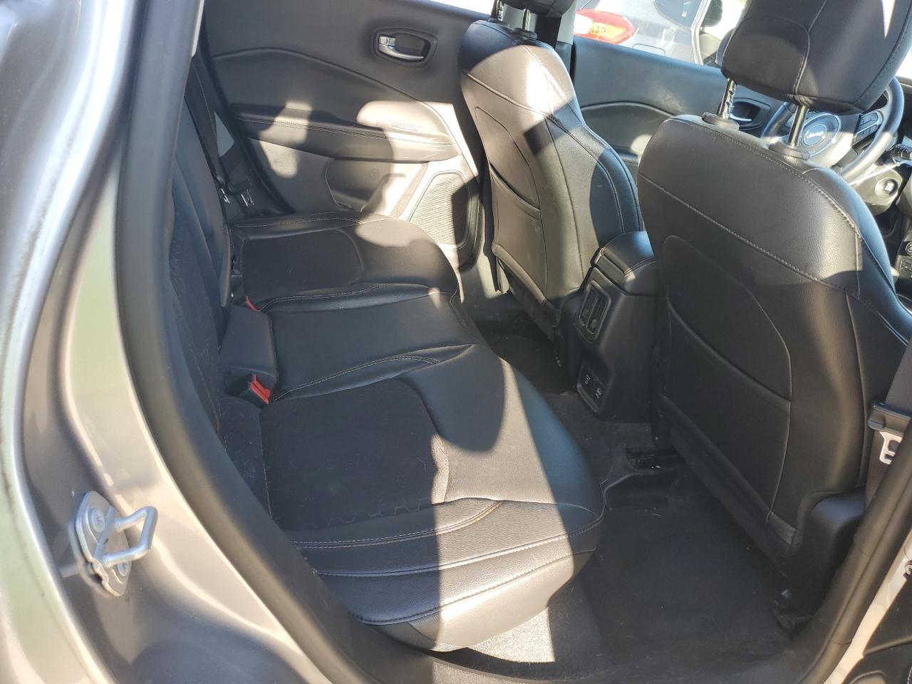 2018 Jeep Compass Latitude VIN: 3C4NJDBBXJT433838 Lot: 92157415