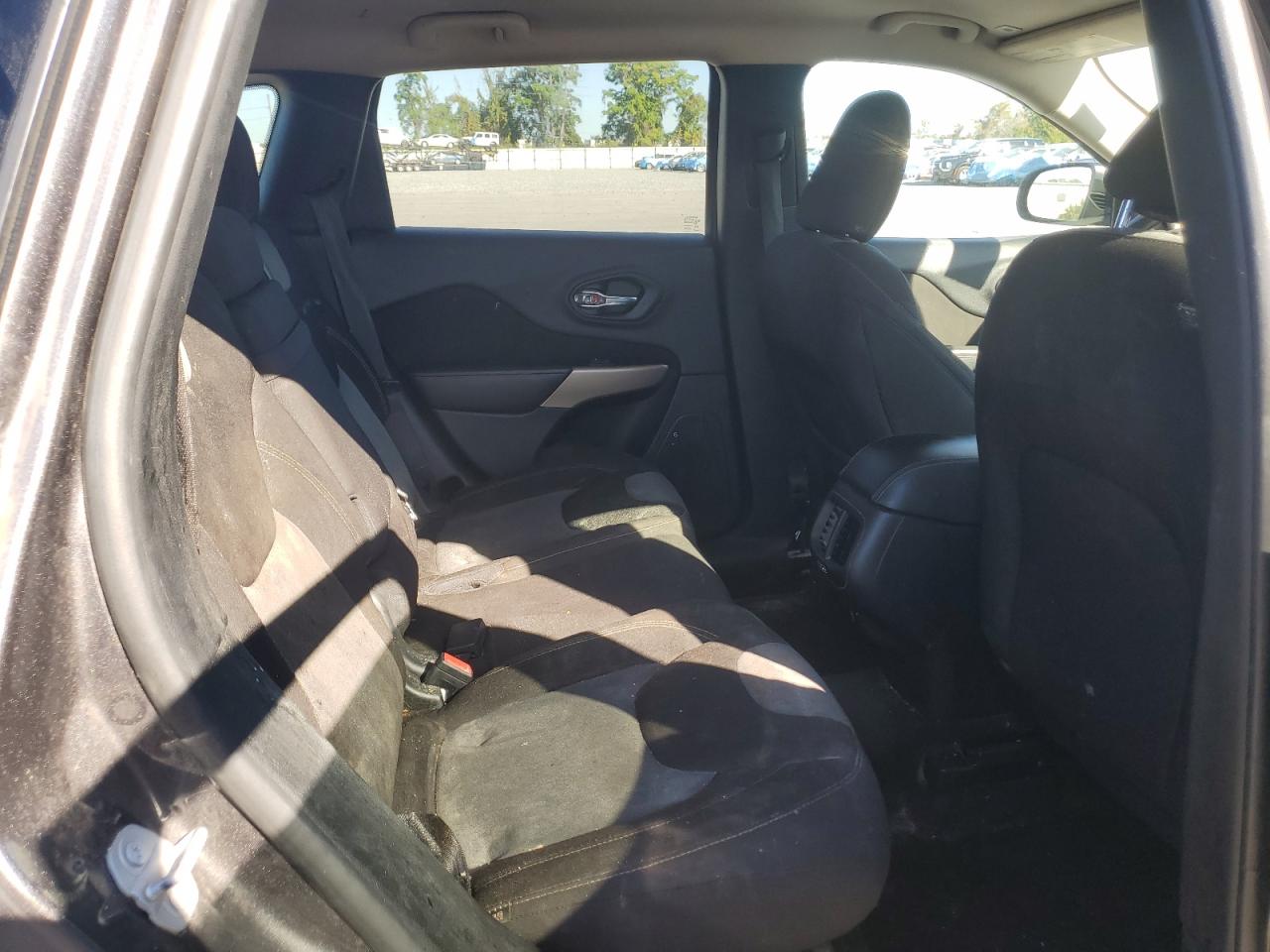 2018 Jeep Cherokee Latitude VIN: 1C4PJMCB2JD587215 Lot: 92573645