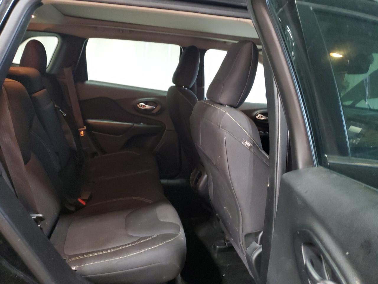 2015 Jeep Cherokee Latitude VIN: 1C4PJMCS4FW557211 Lot: 93606255