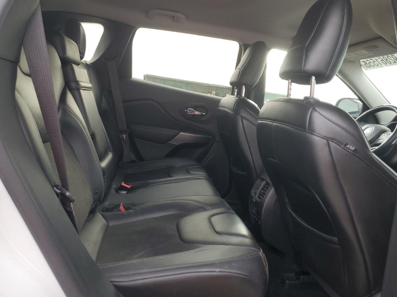 2019 Jeep Cherokee Latitude Plus VIN: 1C4PJMLB6KD402116 Lot: 92861555