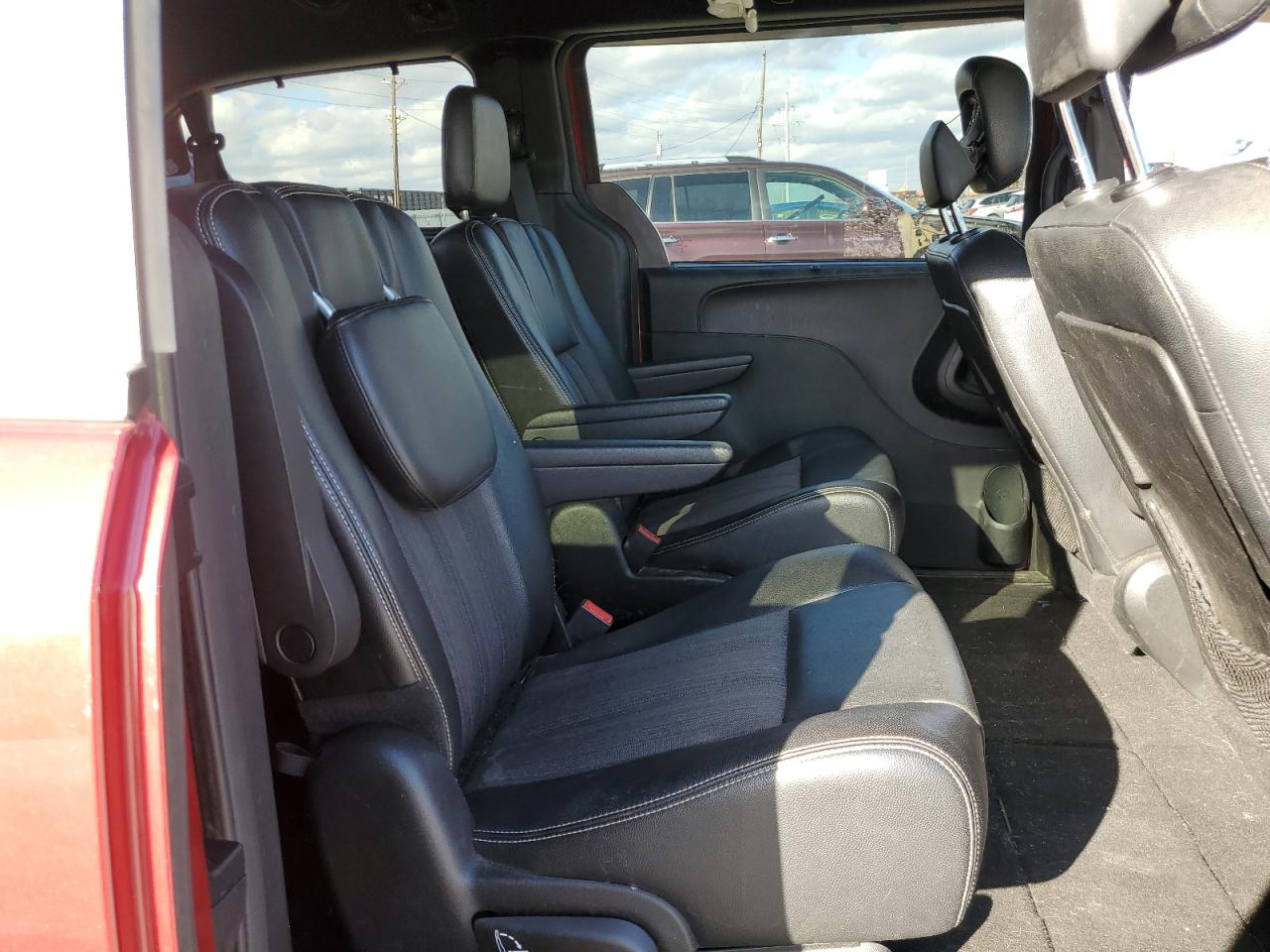 2015 Chrysler Town & Country S VIN: 2C4RC1HG0FR618620 Lot: 92331895