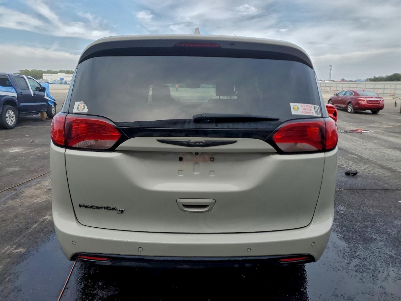 2020 Chrysler Pacifica Touring L VIN: 2C4RC1BG9LR233853 Lot: 93947145