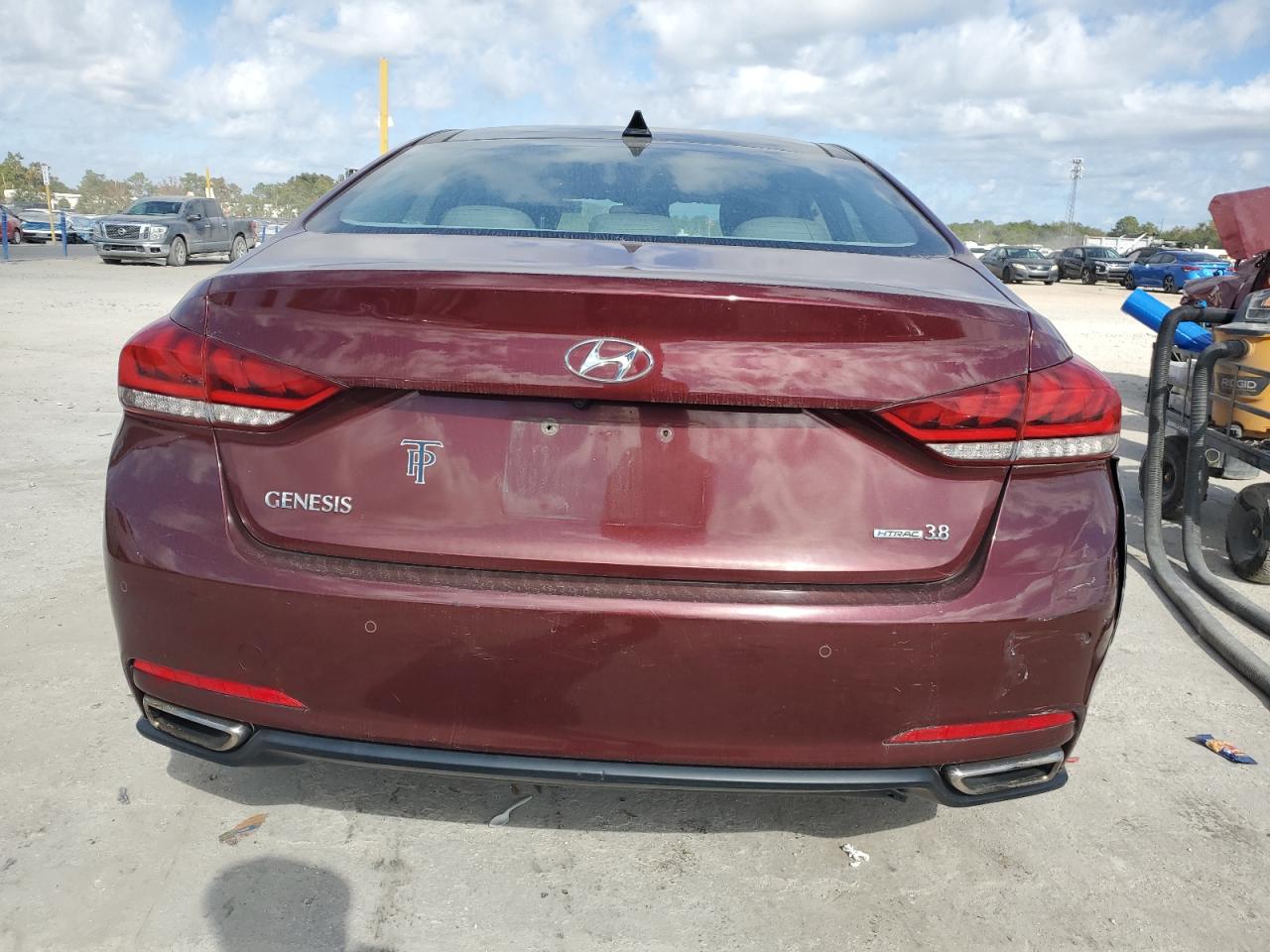 2015 Hyundai Genesis 3.8L VIN: KMHGN4JE7FU028361 Lot: 93492455