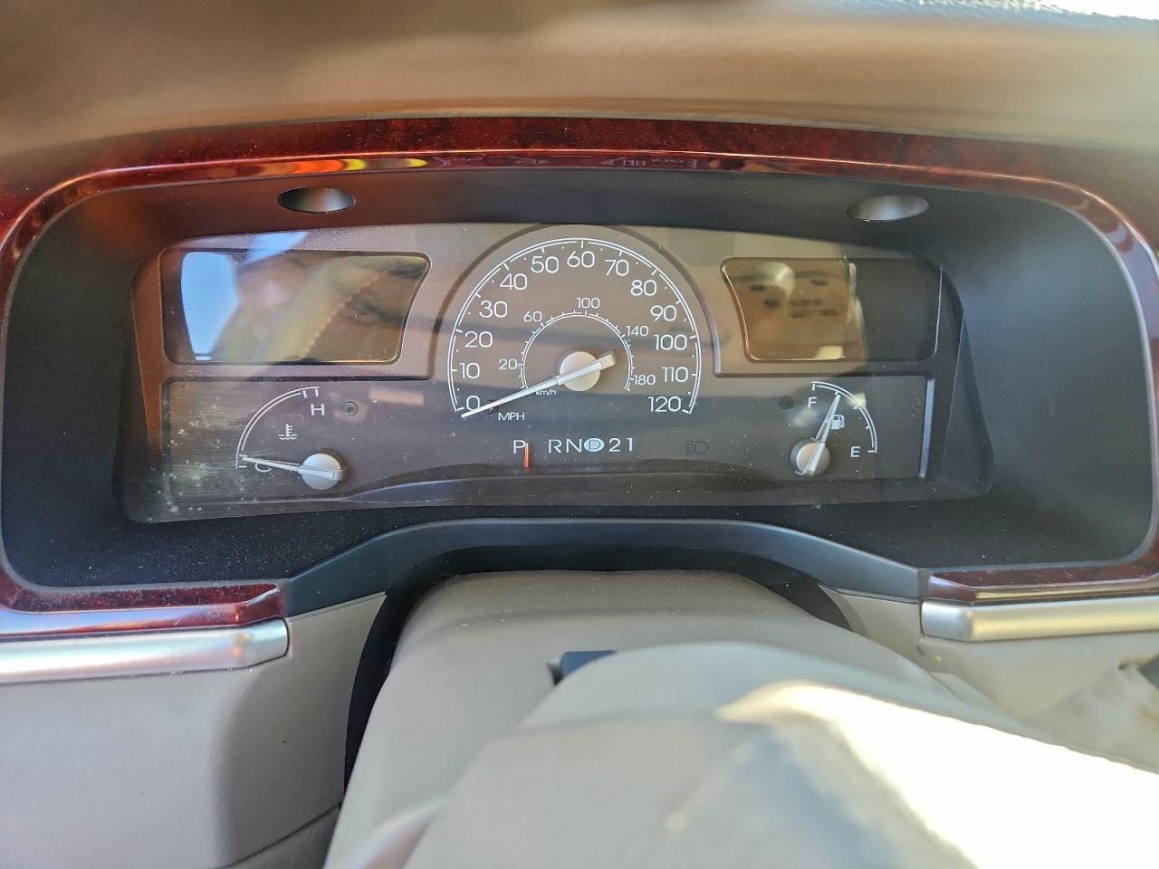 2005 Lincoln Town Car Signature VIN: 1LNHM81W35Y669845 Lot: 94533395