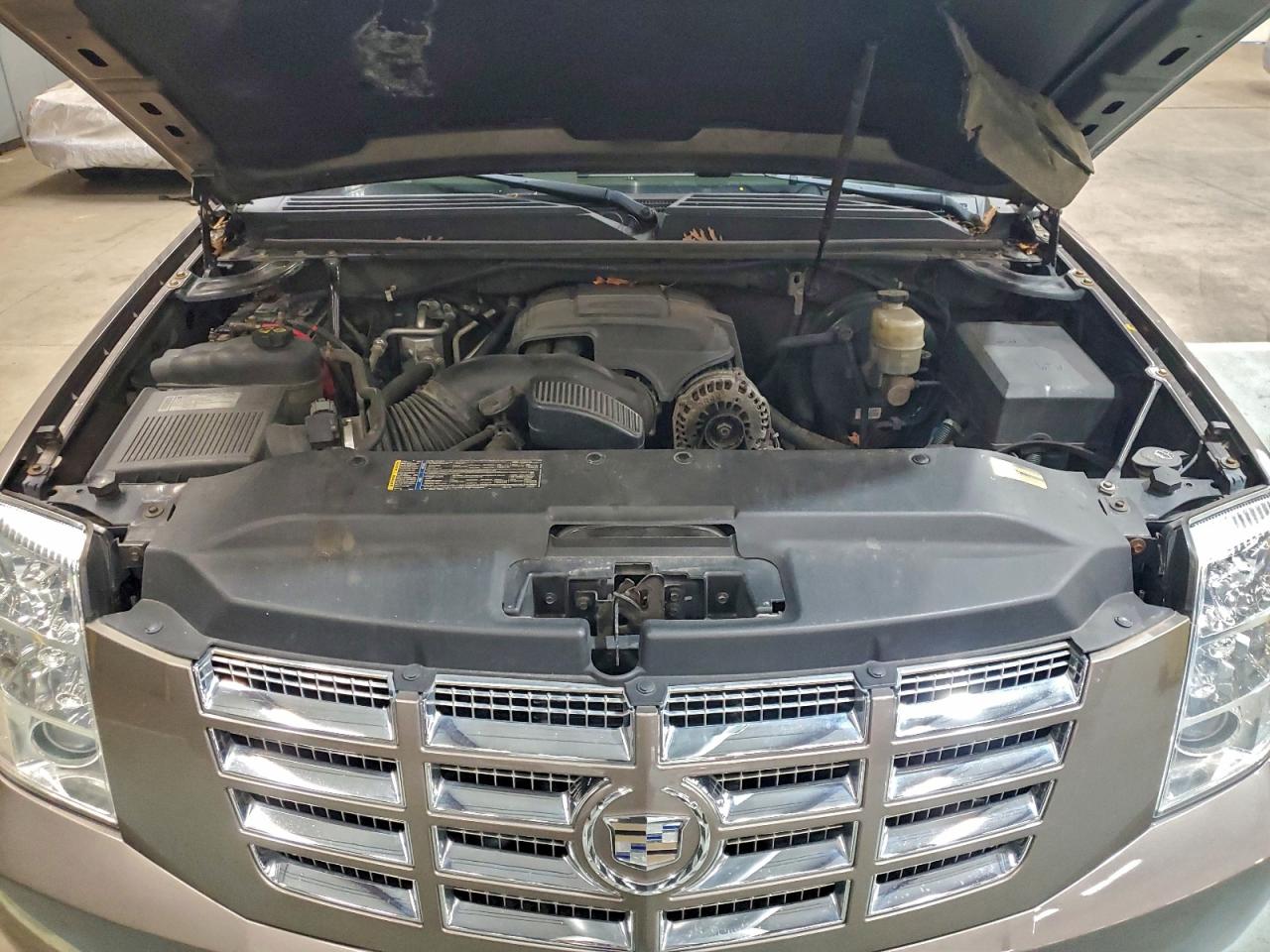 2011 Cadillac Escalade Esv Luxury VIN: 1GYS4HEF8BR184721 Lot: 94950935