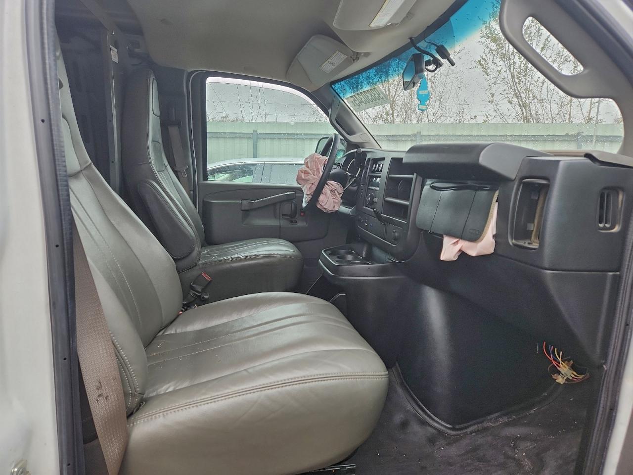 2017 Chevrolet Express G2500 VIN: 1GCWGAFF2H1198058 Lot: 93830345