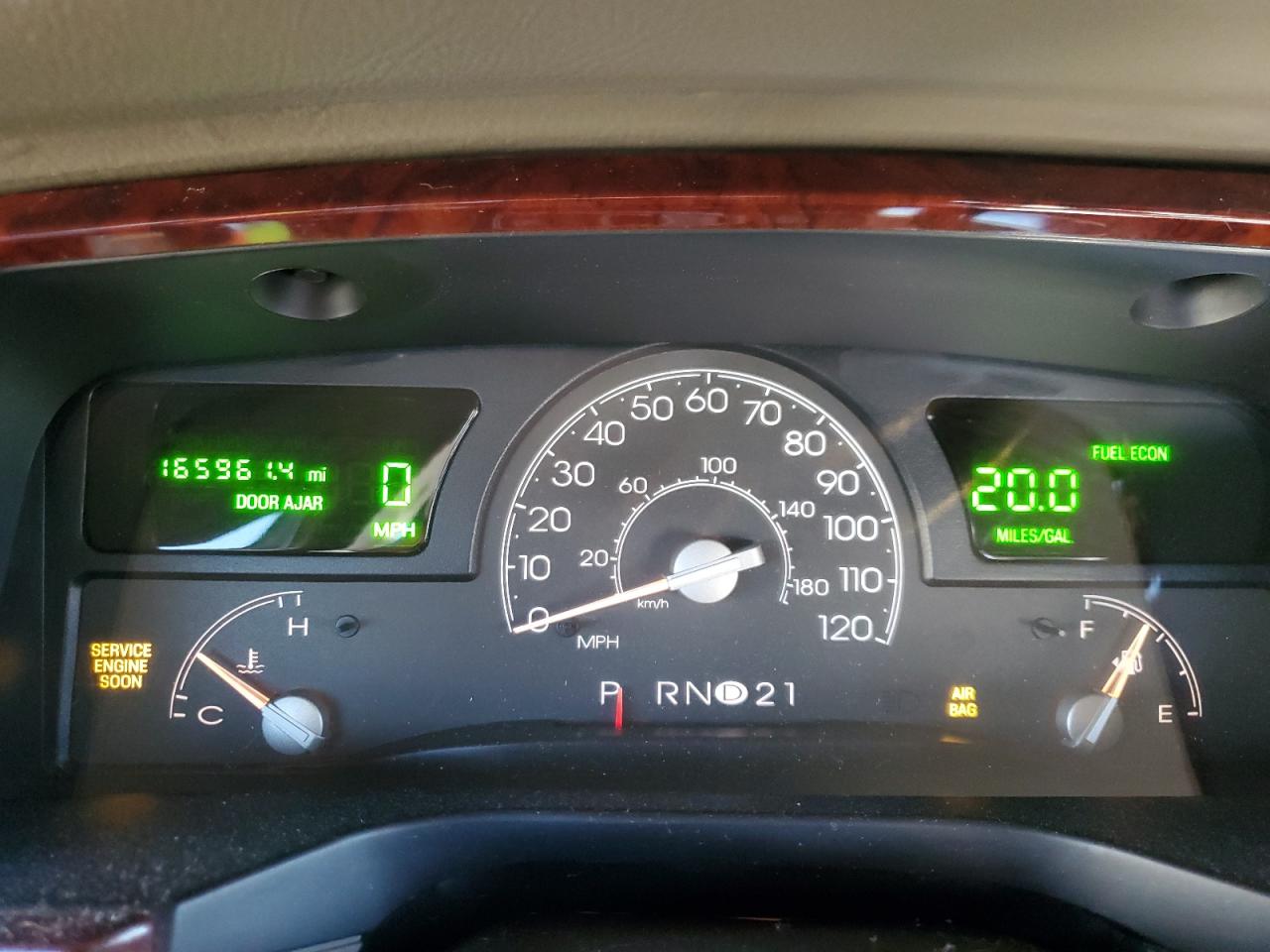 2005 Lincoln Town Car Signature VIN: 1LNHM81W05Y638696 Lot: 92829755