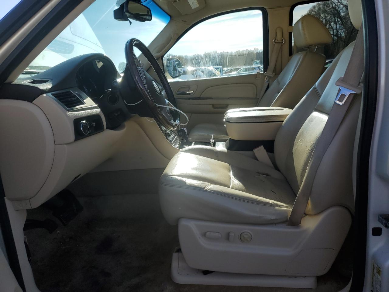 2008 Cadillac Escalade Luxury VIN: 1GYFK63858R100332 Lot: 92235175