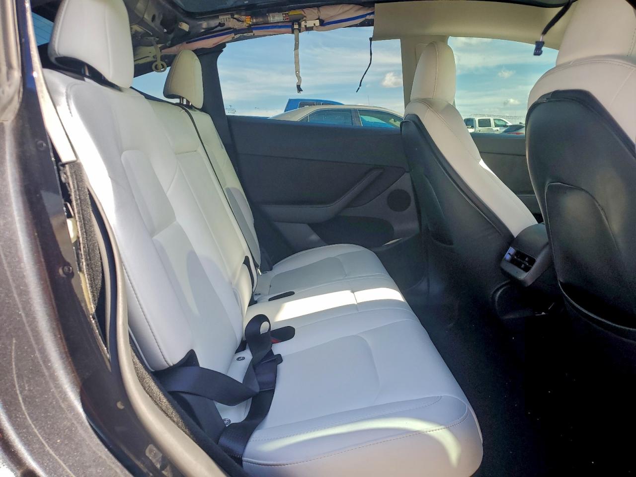 2024 Tesla Model Y VIN: 7SAYGDED6RF104477 Lot: 93690135