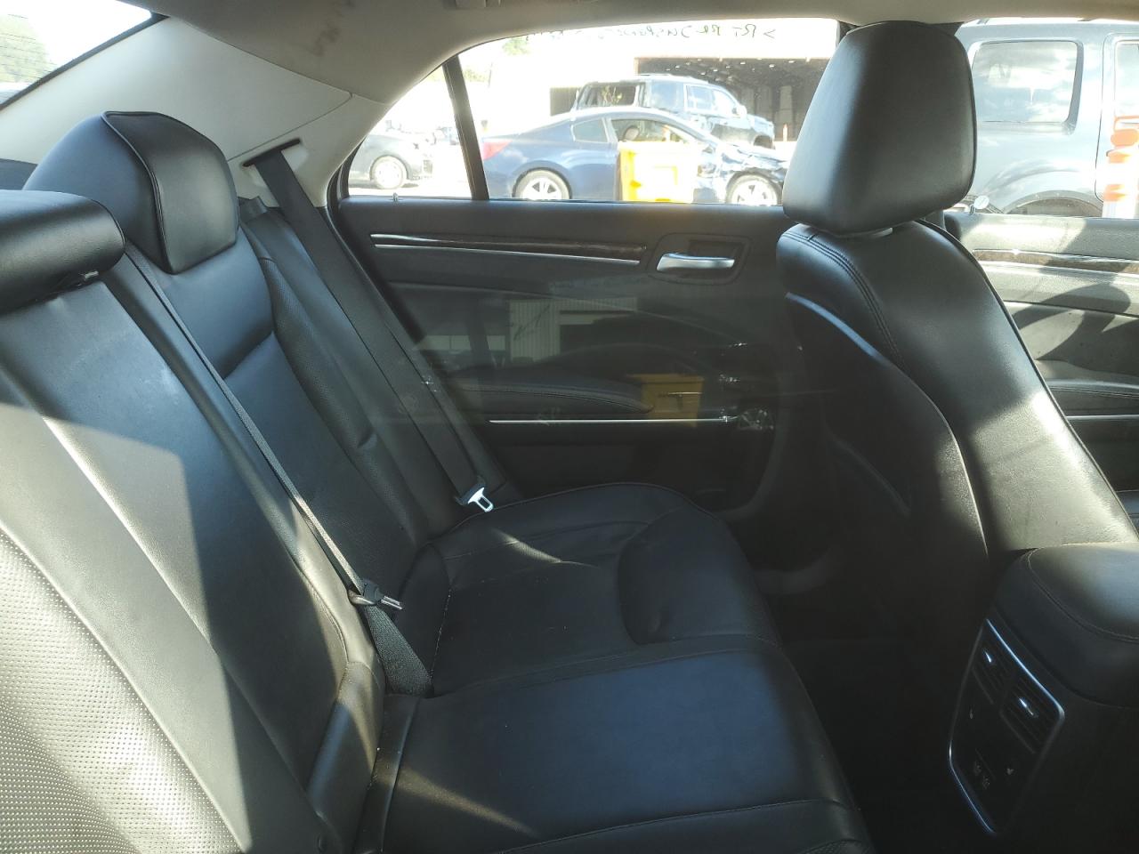 2019 Chrysler 300 Limited VIN: 2C3CCAEG0KH585827 Lot: 93584765