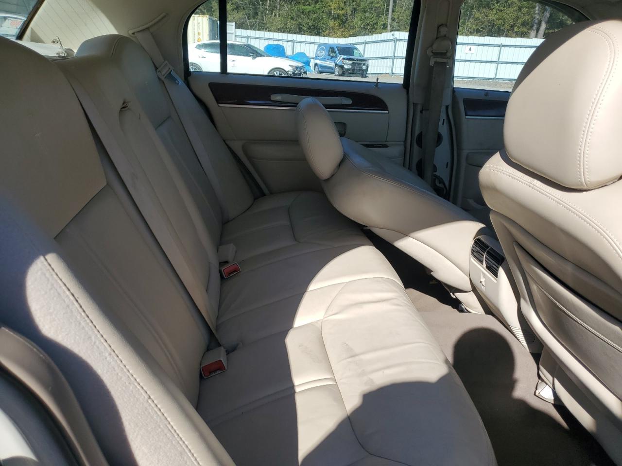 2005 Lincoln Town Car Signature Limited VIN: 1LNHM82WX5Y649087 Lot: 92838275