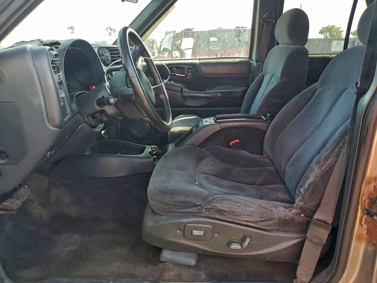 2000 Chevrolet Blazer VIN: 1GNDT13W0Y2247492 Lot: 93885375