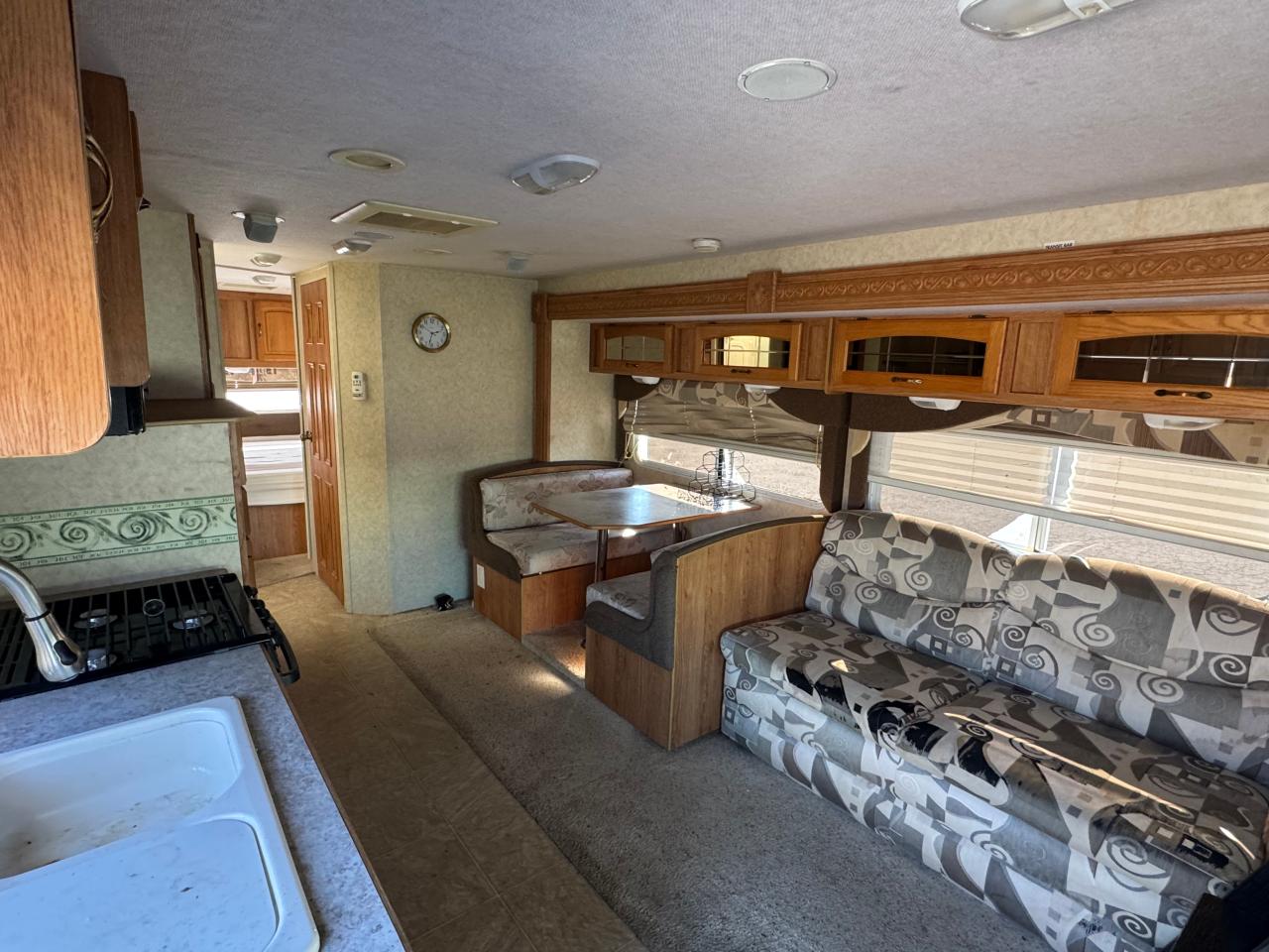 2006 Ford Econoline E450 Super Duty Cutaway Van VIN: 1FDXE45S46HA73105 Lot: 90830885