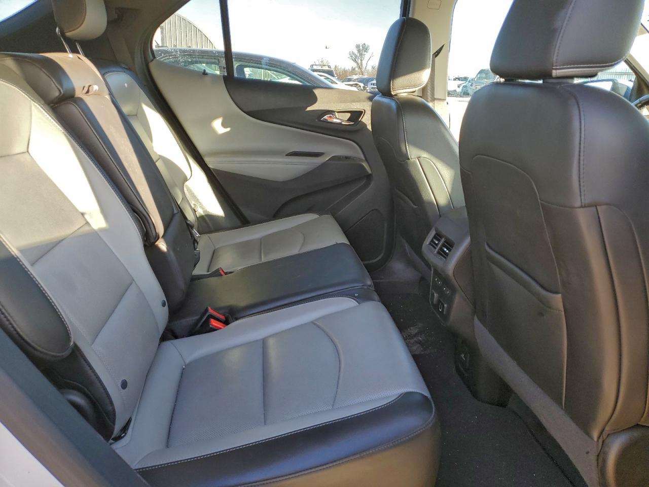 2018 Chevrolet Equinox Premier VIN: 2GNAXWEX8J6197654 Lot: 93916875