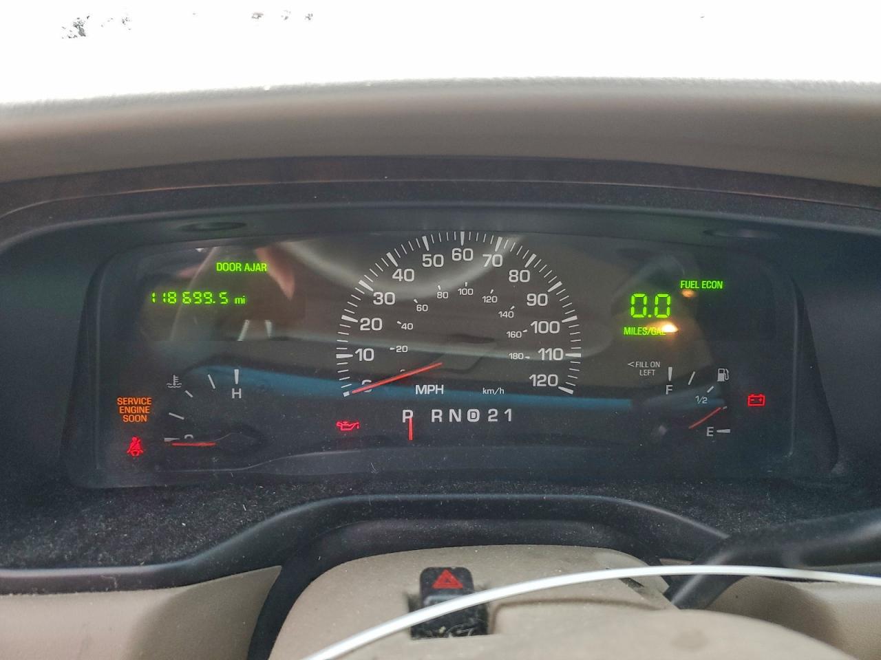 2000 Lincoln Town Car Executive VIN: 1LNHM81W5YY765769 Lot: 94150685