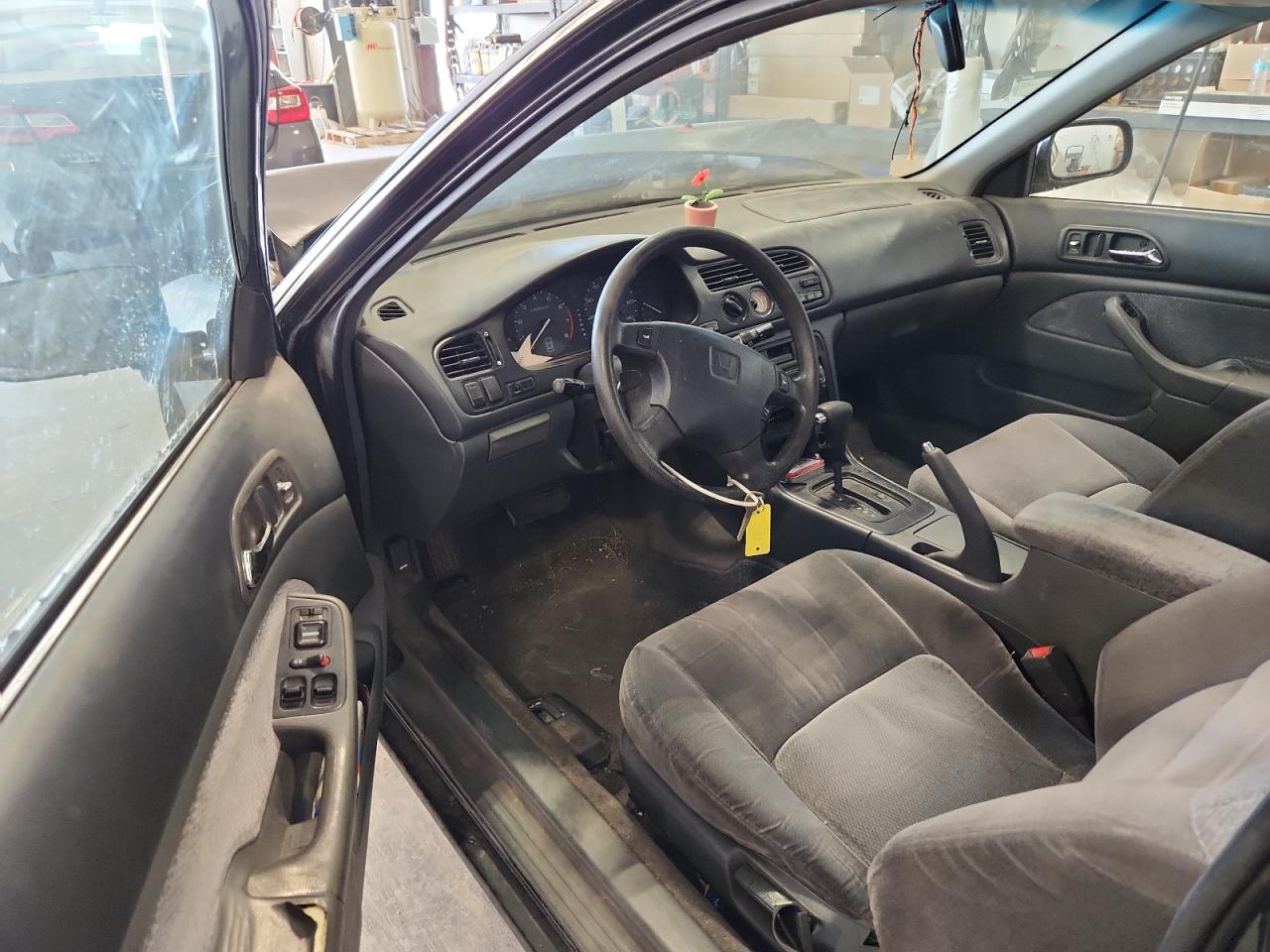 1996 Honda Accord Lx VIN: 1HGCD7234TA039823 Lot: 92165155