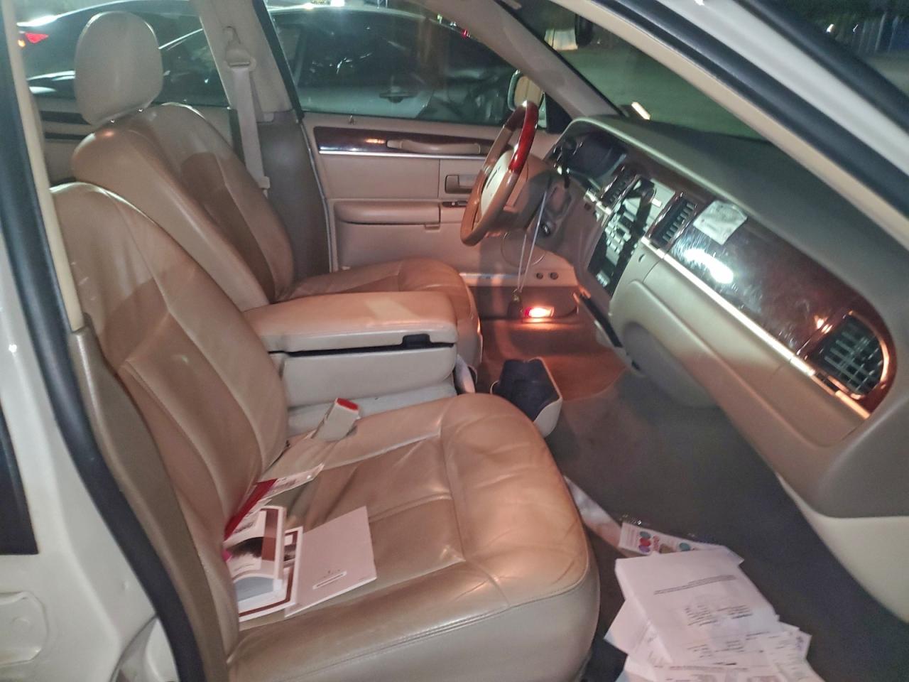 2005 Lincoln Town Car S VIN: 626528 Lot: 94601145