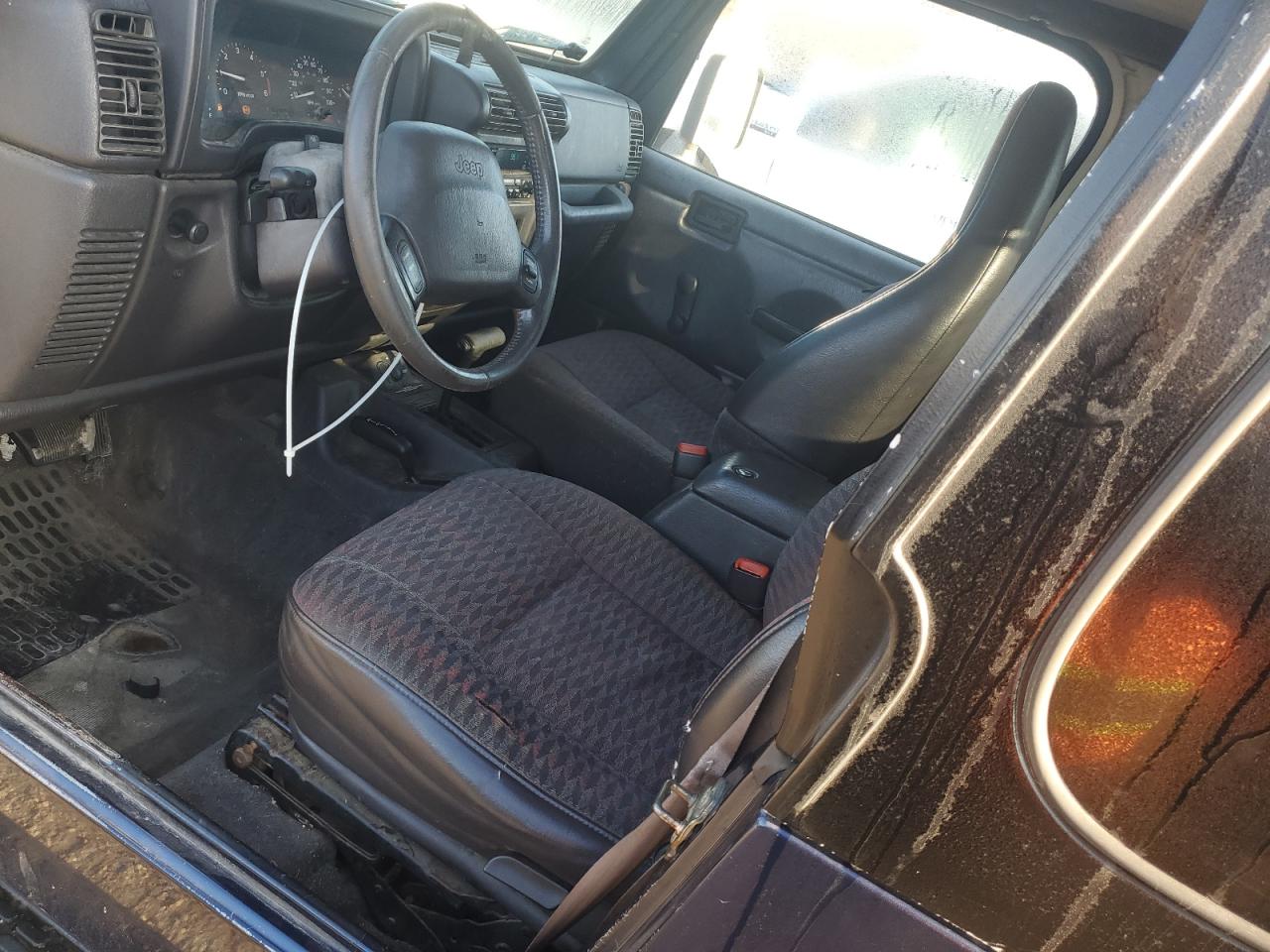 2000 Jeep Wrangler / Tj Sport VIN: 1J4FA49SXYP746312 Lot: 92477325