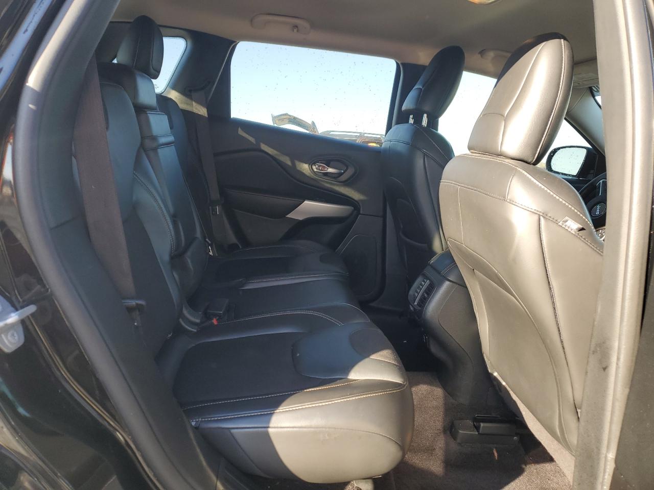 2018 Jeep Cherokee Latitude Plus VIN: 1C4PJLLB1JD553308 Lot: 93425565