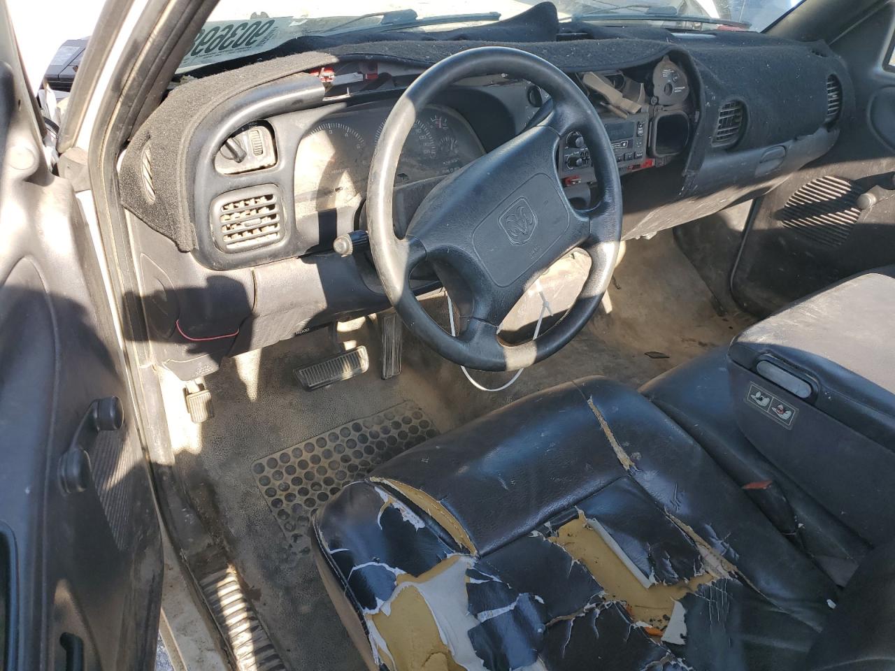 2000 Ram 2500 Utility / Service Truck VIN: 3B6KC26Z1YM228815 Lot: 90369885