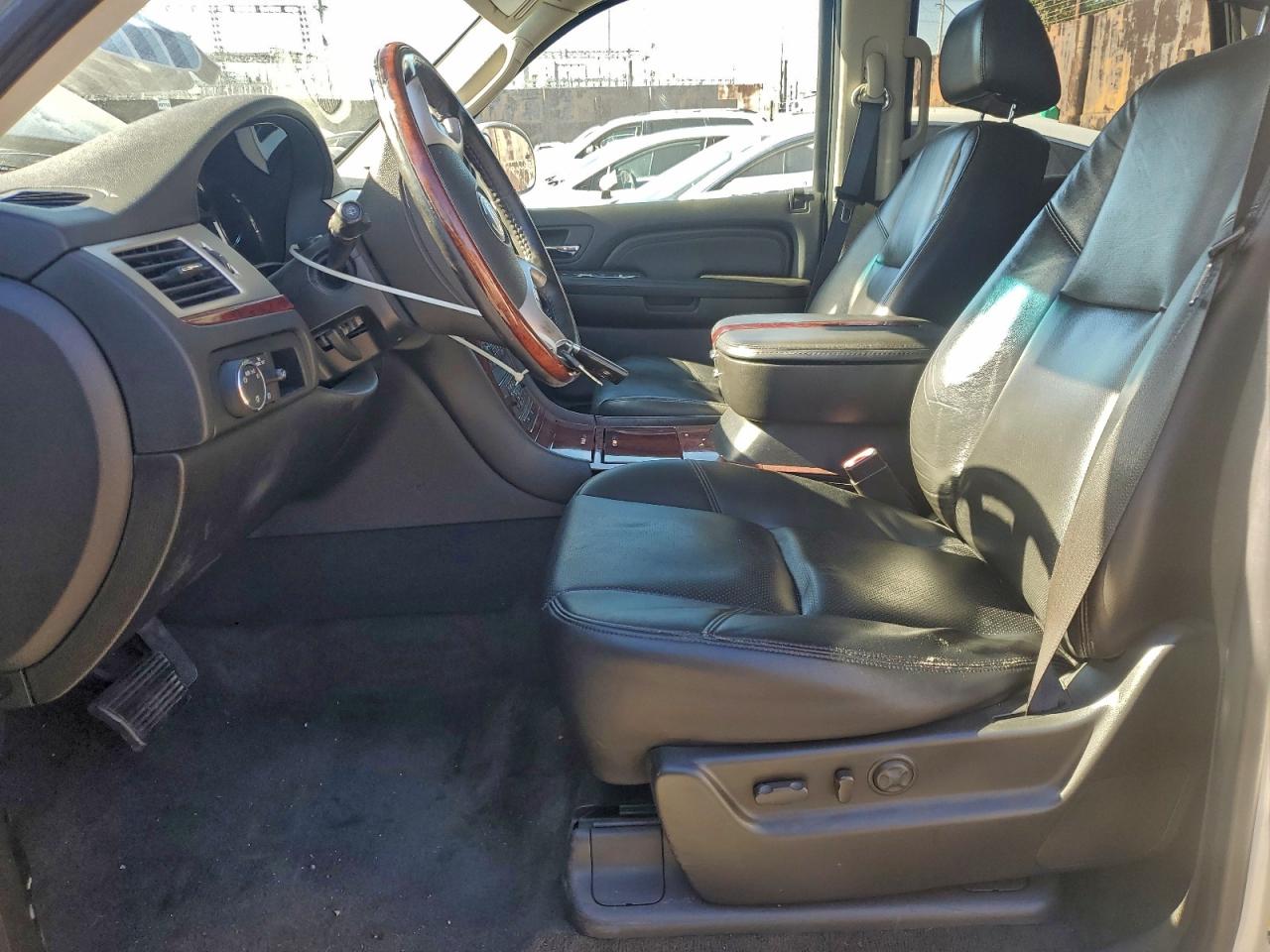 2008 Cadillac Escalade Luxury VIN: 1GYEC638X8R193342 Lot: 94356015