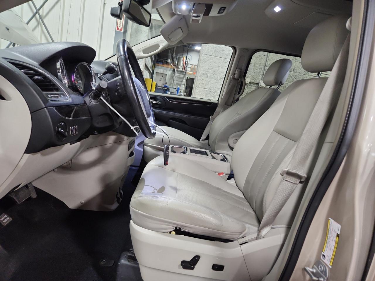 2015 Chrysler Town & Country Touring L VIN: 2C4RC1CG2FR507008 Lot: 92587335