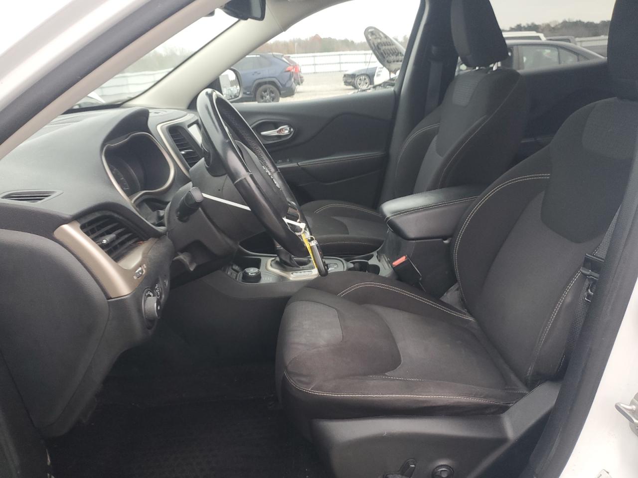 2015 Jeep Cherokee Latitude VIN: 1C4PJMCS7FW665774 Lot: 93677145