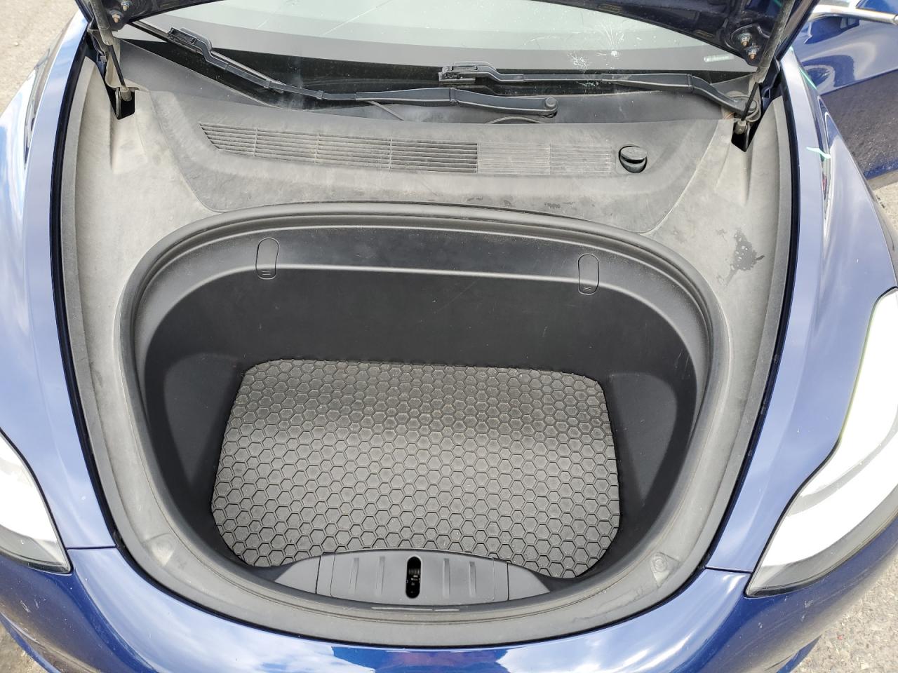 2018 Tesla Model 3 VIN: 5YJ3E1EB0JF063987 Lot: 92831625