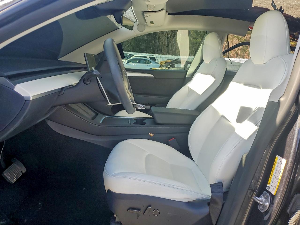 2024 Tesla Model Y VIN: 7SAYGDED6RF104477 Lot: 93690135