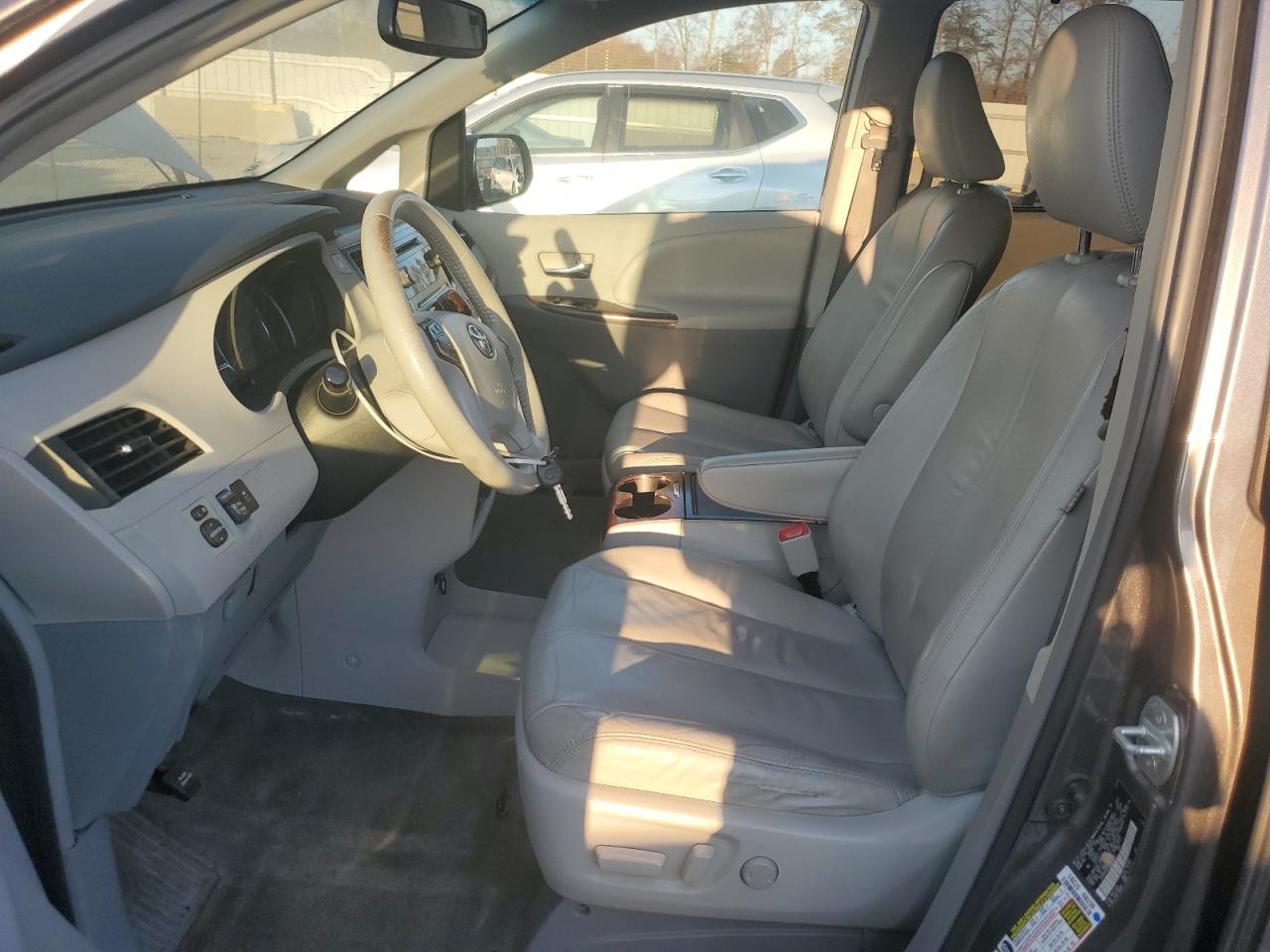 2012 Toyota Sienna Xle VIN: 5TDYK3DC2CS204917 Lot: 92509465