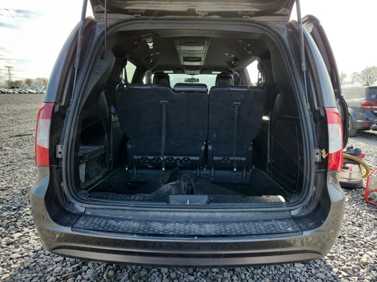 2015 Chrysler Town & Country S VIN: 2C4RC1HG2FR554659 Lot: 92902365