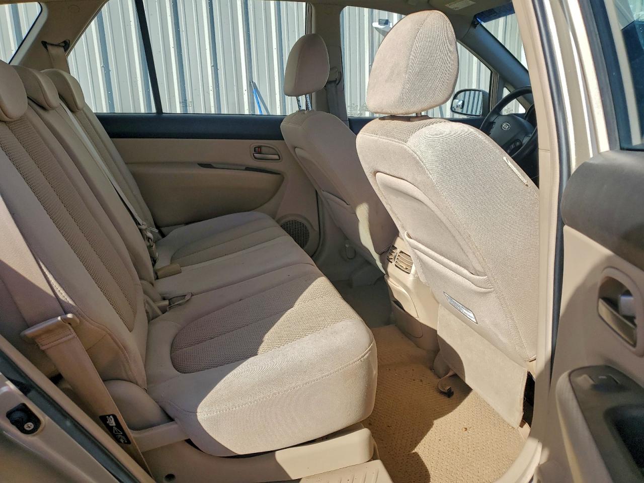 2007 Kia Rondo Base VIN: KNAFG525677024670 Lot: 94335895