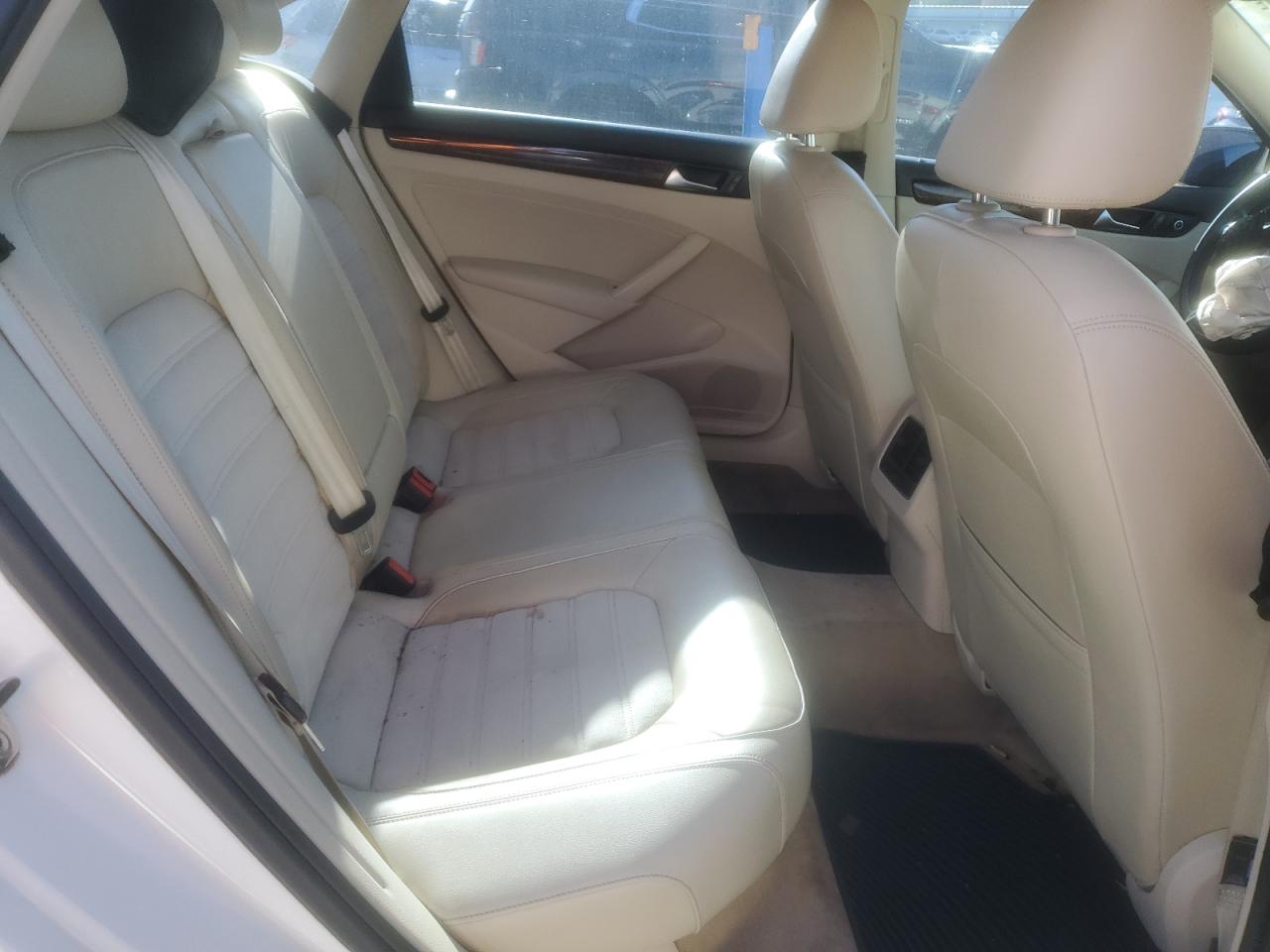 2013 Volkswagen Passat Sel VIN: 1VWCN7A36DC068370 Lot: 92043205