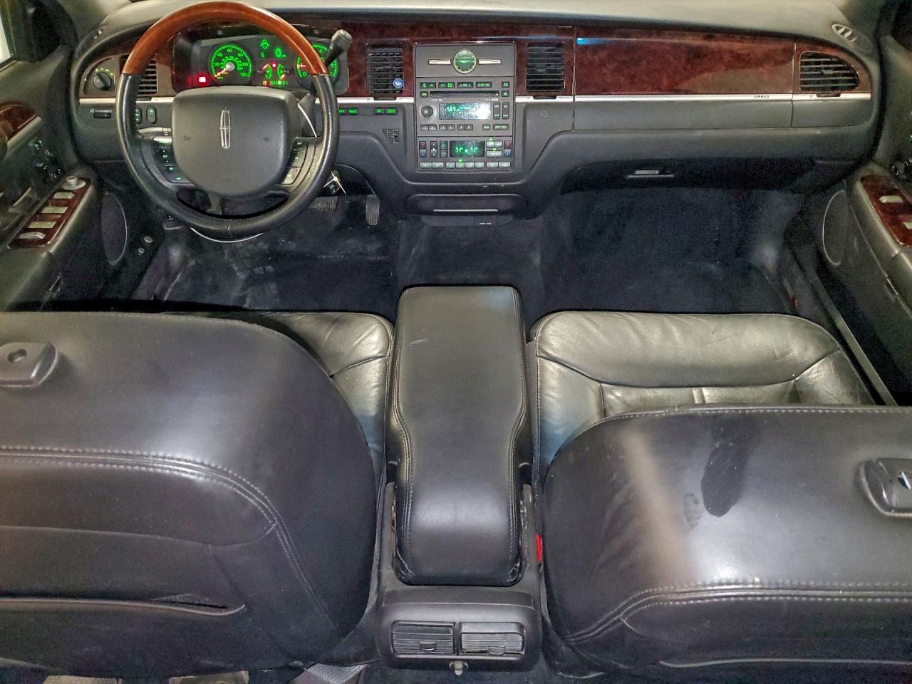 2011 Lincoln Town Car Signature Limited VIN: 2LNBL8CV7BX753398 Lot: 94252055