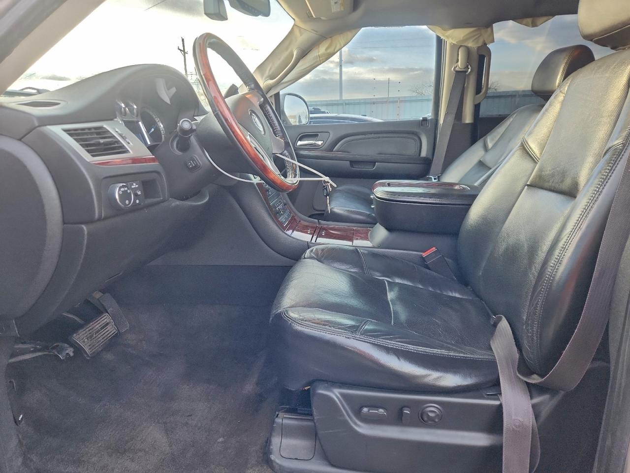 2009 Cadillac Escalade Luxury VIN: 1GYFK23269R110213 Lot: 94347065