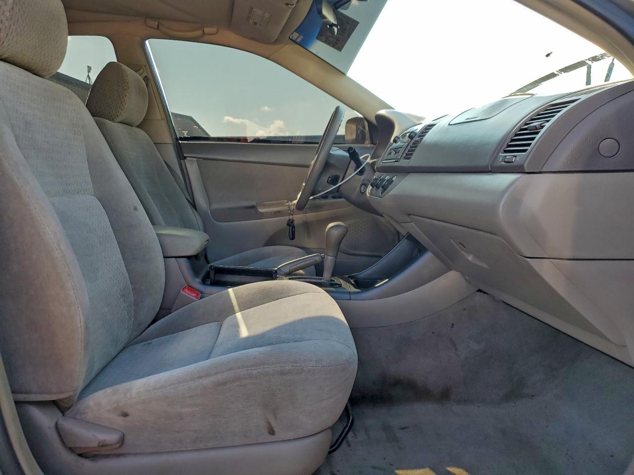 2004 Toyota Camry Le VIN: 4T1BE32K44U265492 Lot: 94089125