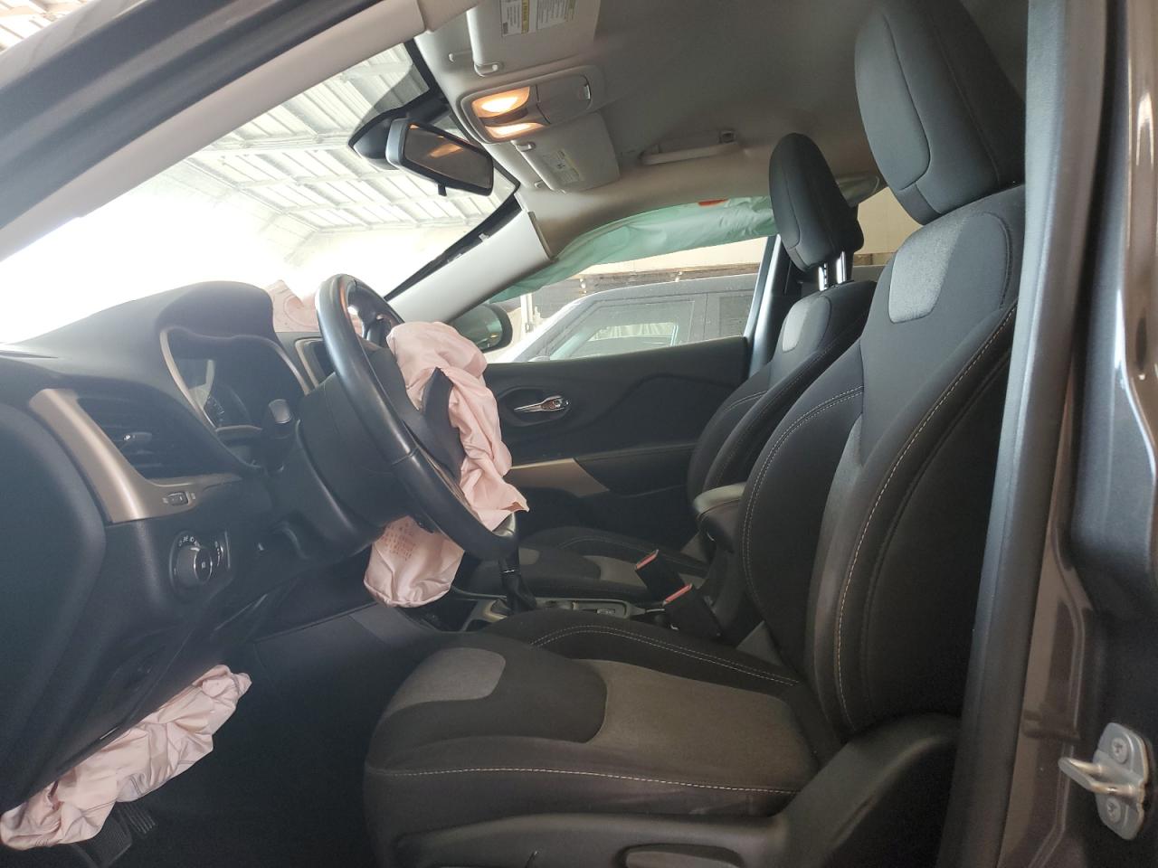 2018 Jeep Cherokee Latitude VIN: 1C4PJLCB3JD518303 Lot: 92370565