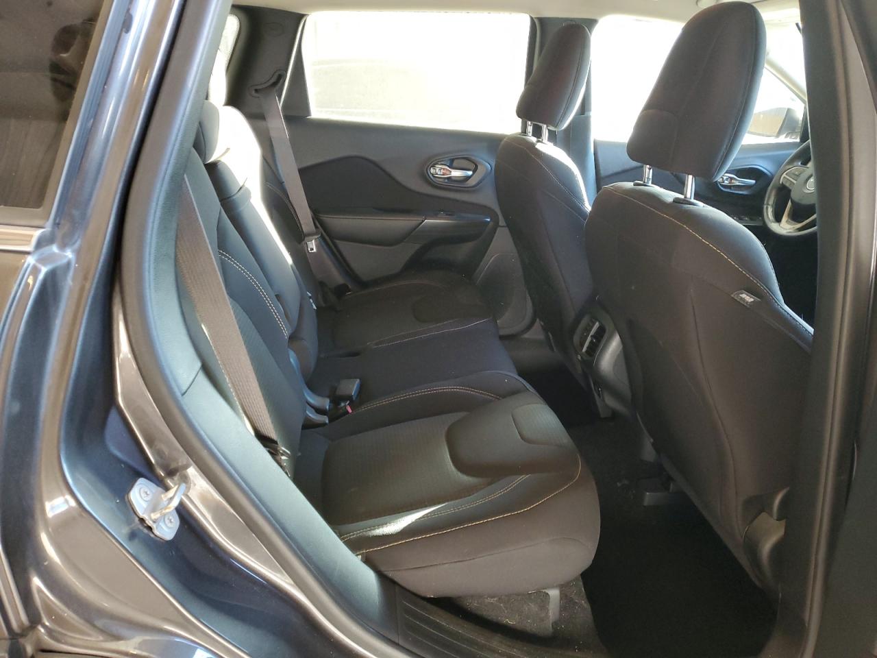 2016 Jeep Cherokee Latitude VIN: 1C4PJMCS9GW161373 Lot: 92336615