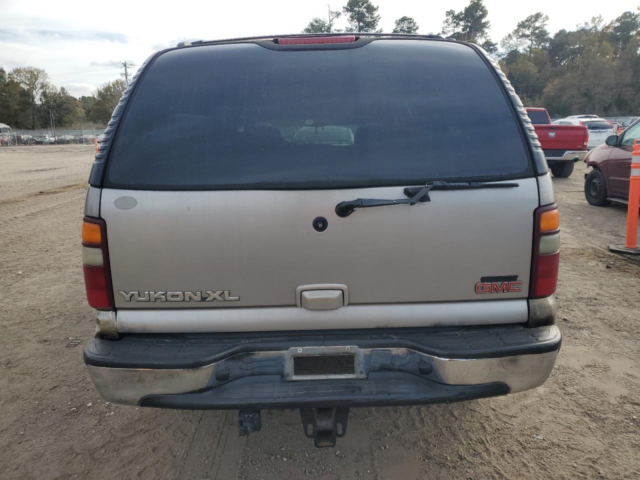2001 GMC Yukon Xl C1500 VIN: 1GKEC16T71J256723 Lot: 92955365
