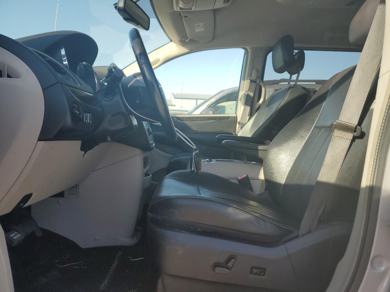 2015 Chrysler Town & Country Touring VIN: 2C4RC1BG5FR594596 Lot: 92680035