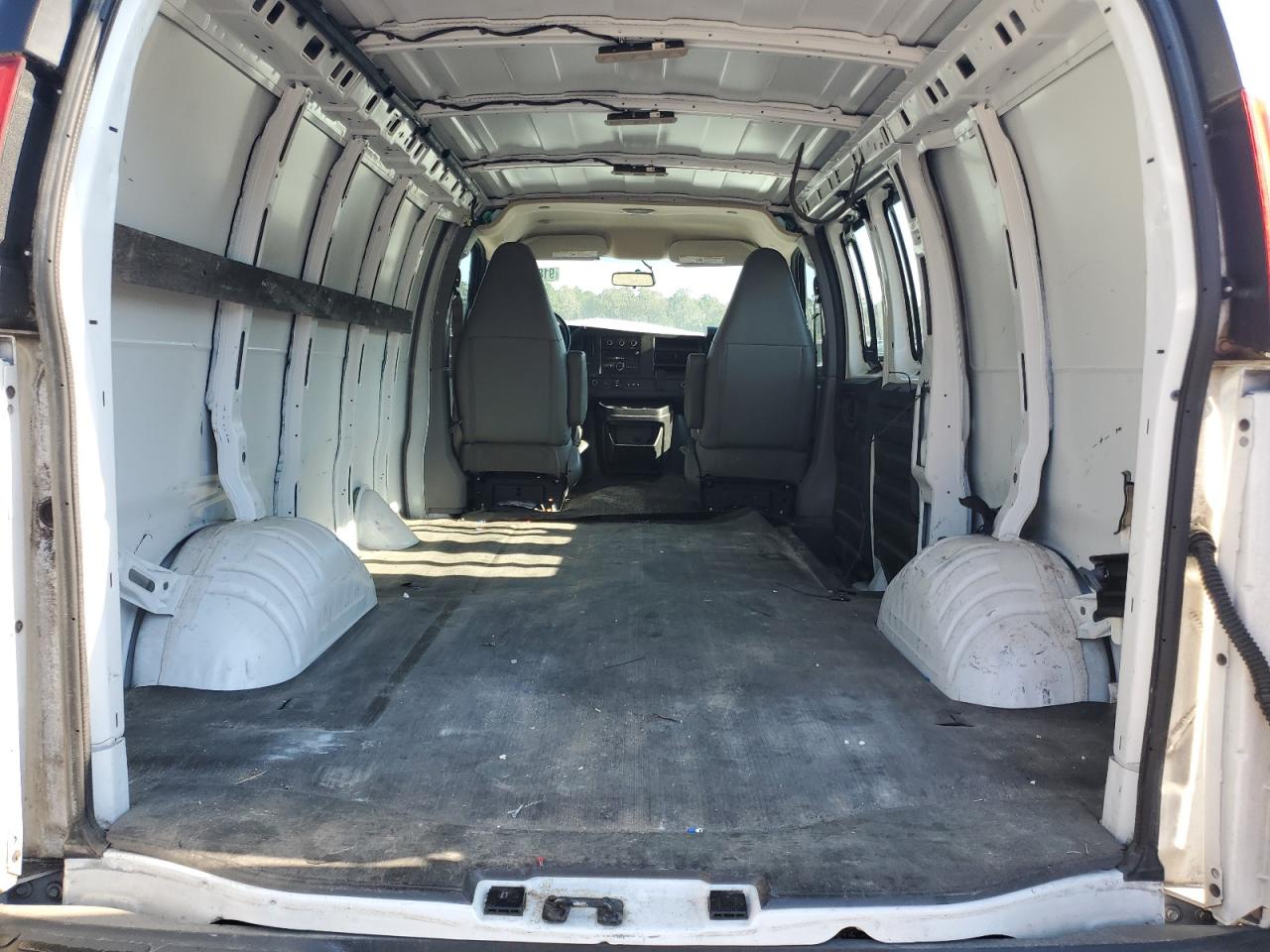 2020 Chevrolet Express G2 Delivery Van VIN: 1GCWGAFG8L1262833 Lot: 91858965