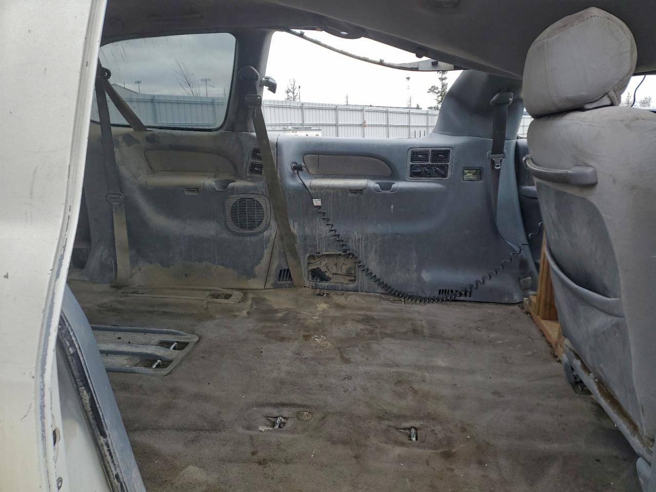 2000 Toyota Sienna Ce VIN: 4T3GF19C7YU208061 Lot: 94363435