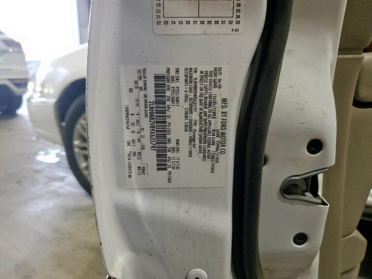 2009 Lincoln Town Car Signature Limited VIN: 2LNHM82V89X635797 Lot: 92693215